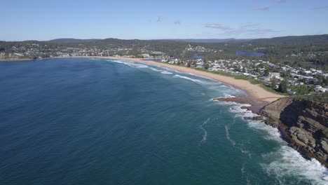 Idílico-Paisaje-Marino-De-La-Playa-De-Avoca-En-La-Región-De-La-Costa-Central-De-Nueva-Gales-Del-Sur,-Australia---Toma-Aérea