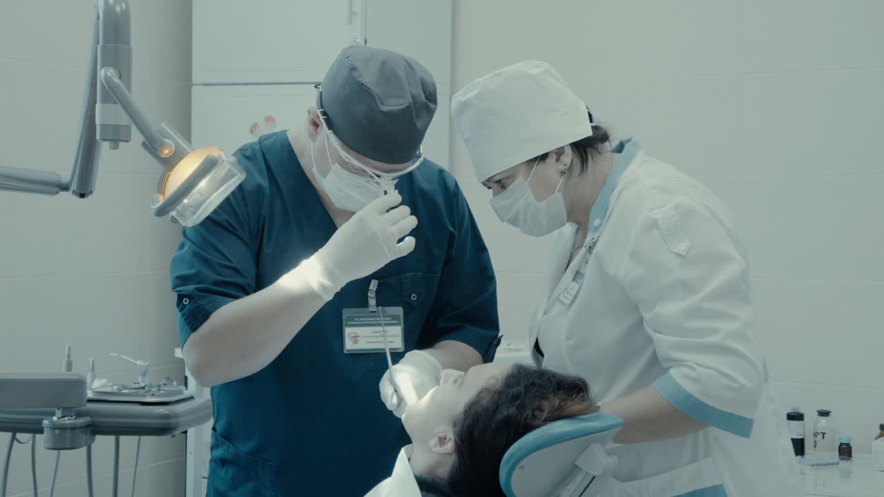 치과 외과의사가 수술을 합니다.