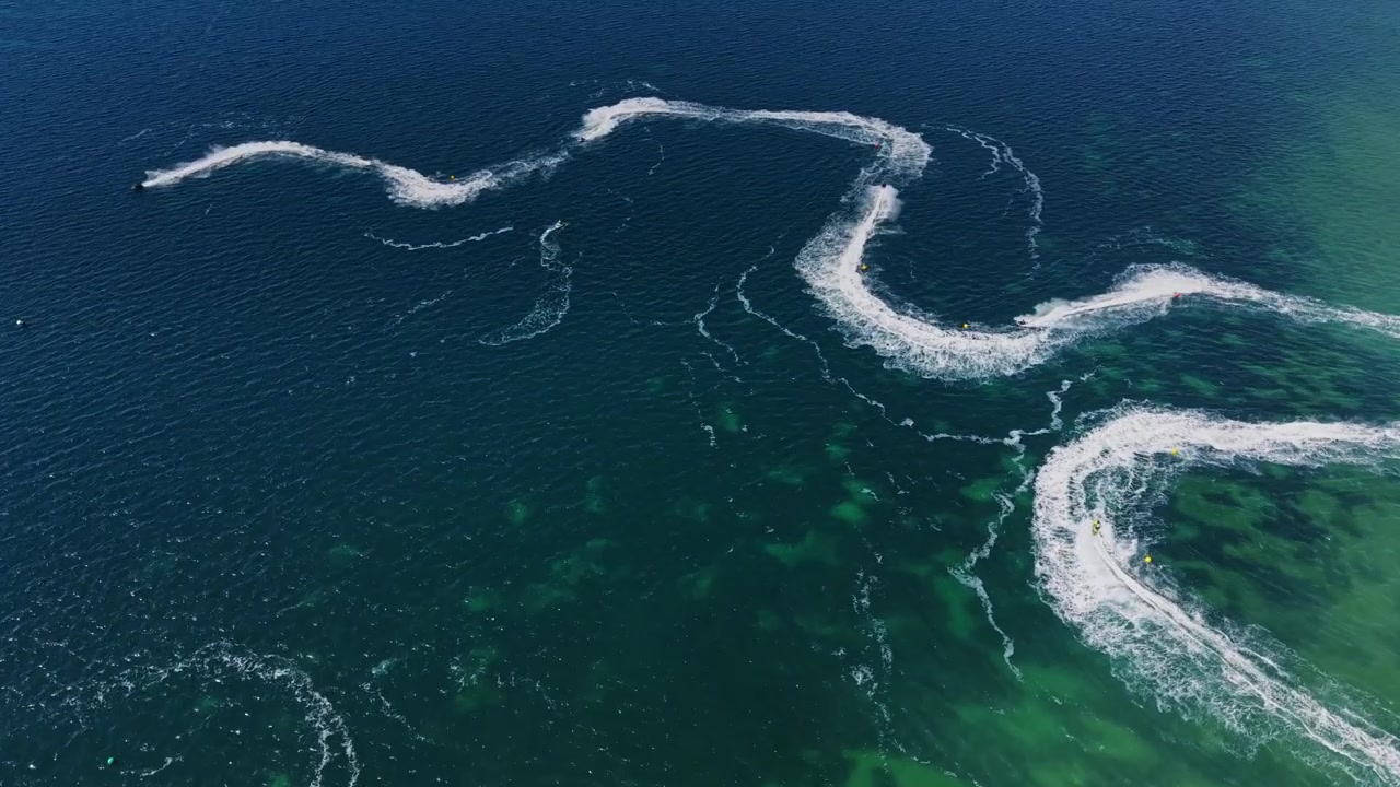 海の水面に船が描く波の模様