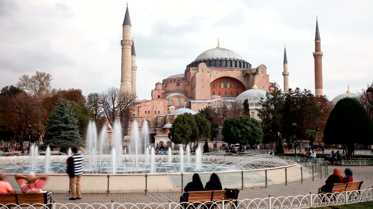 turistas caminando en la plaza sultanahmet hagia sophia, una antigua basílica patriarcal ortodoxa, más tarde una mezquita y ahora un museo en estambul, turquía