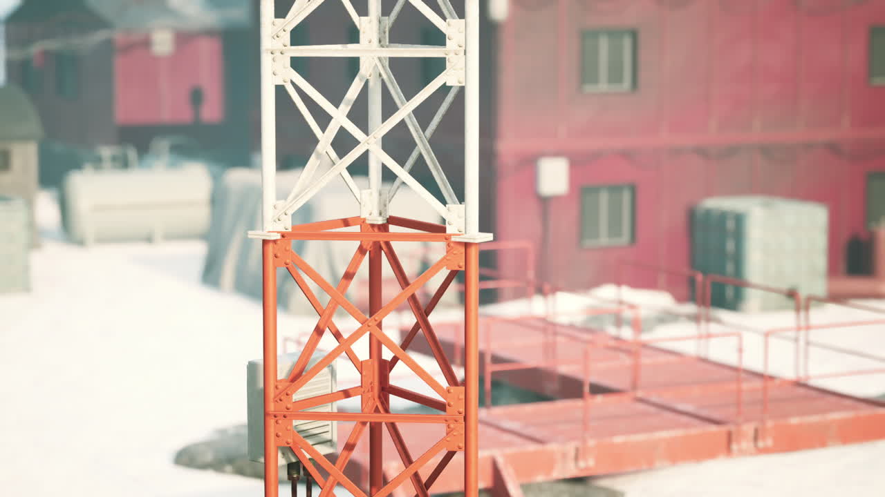 torre de comunicación en una base remota en clima frío