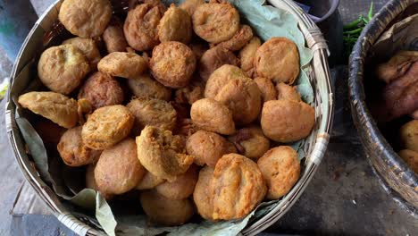 Various-fast-foods-like-Piiyaji,-gulgula,-bara,-aloo-chop,-mangso-chop,-etc,-are-being-sold-by-cart-puller-called-thelawalla-,-are-displayed-for-sale