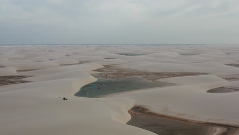 Antenne:-Kitesurfen-In-Den-Dünen-Von-Lencois-Maranhenses,-Nordbrasilien