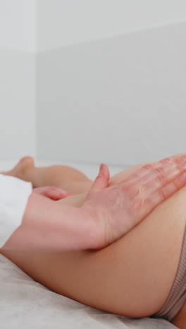 terapeuta experimentado médico haciendo mujer relajante spa anticelulitis piernas tratamiento manos masaje