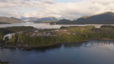 pueblo y comunidad de las primeras naciones costeras en la costa oeste de la columbia británica, canadá