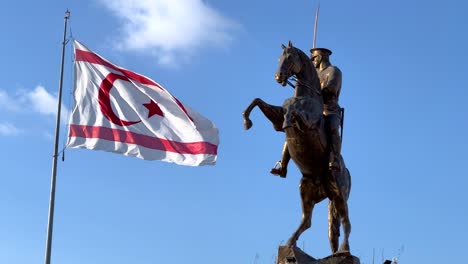 Busto-De-Ataturk-Y-Bandera-Del-Norte-De-Chipre