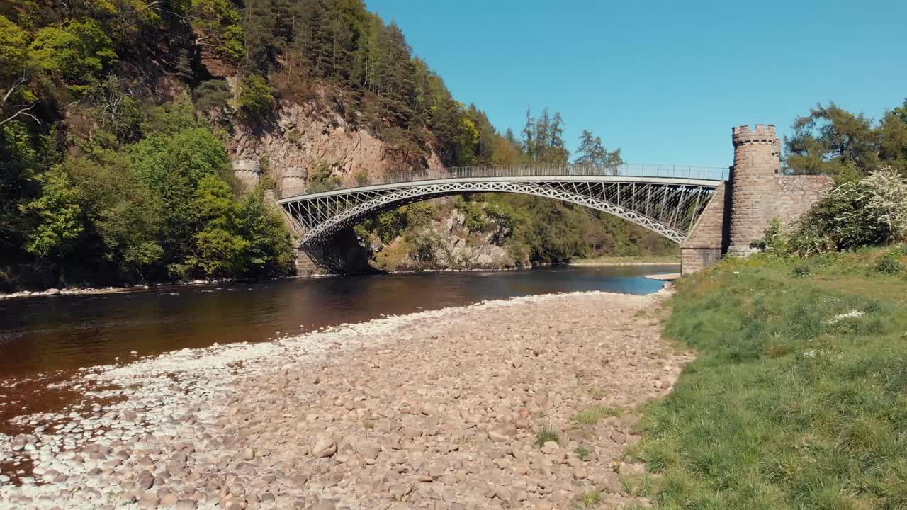 craigelachie, arbelour, moray, scotland, uk에서 spey 강을 가로지르는 오래된 사용되지 않는 craigellachie 도로 교량의 드론 샷