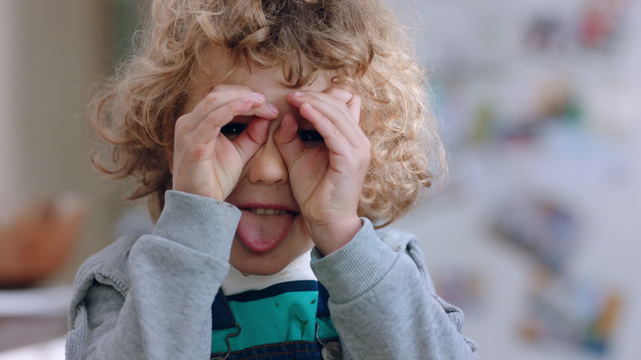 retrato de un niño feliz sonriendo haciendo caras en la cámara un niño lindo divirtiéndose