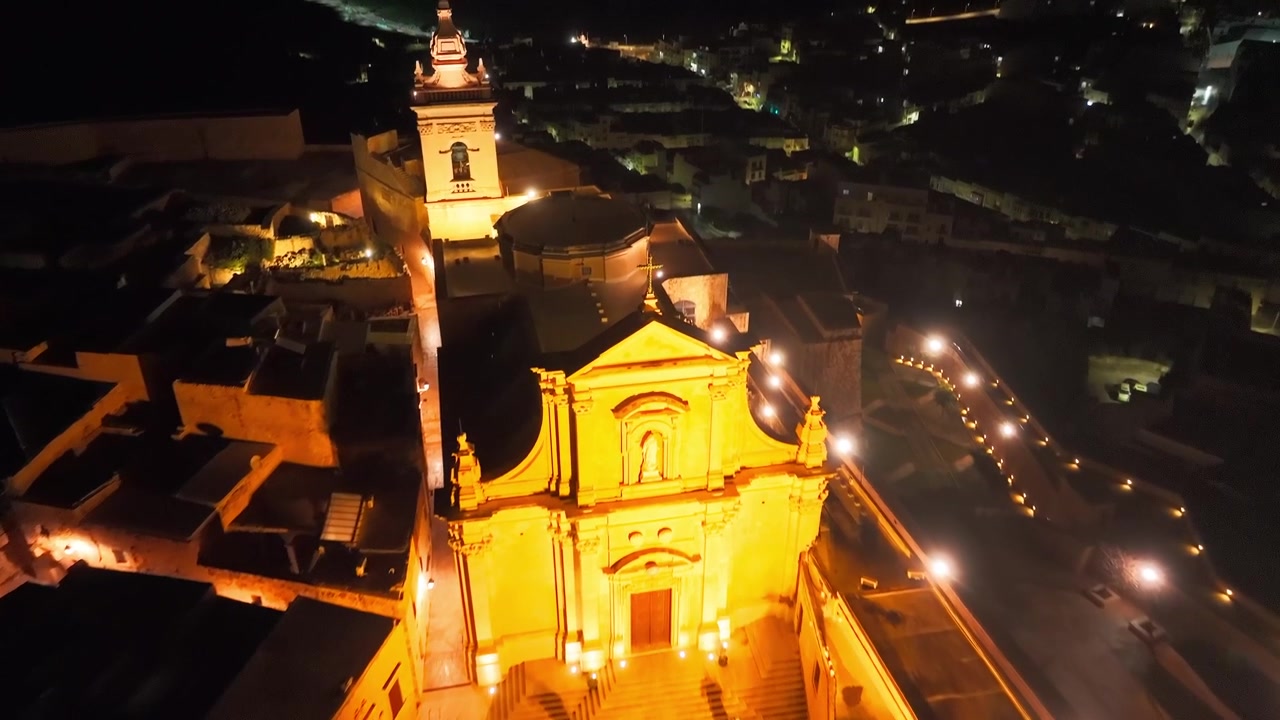 Veduta aerea notturna della Cattedrale di Gozo, Monumento Storico Cittadella, Victoria Malta, Paesaggio Urbano.
