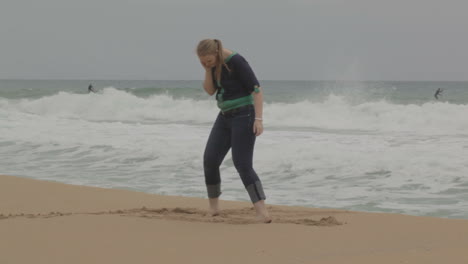 Mädchen-Mit-Telefon-Am-Strand