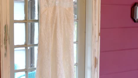 wide-shot-of--bride---bridemaid-wedding-dress