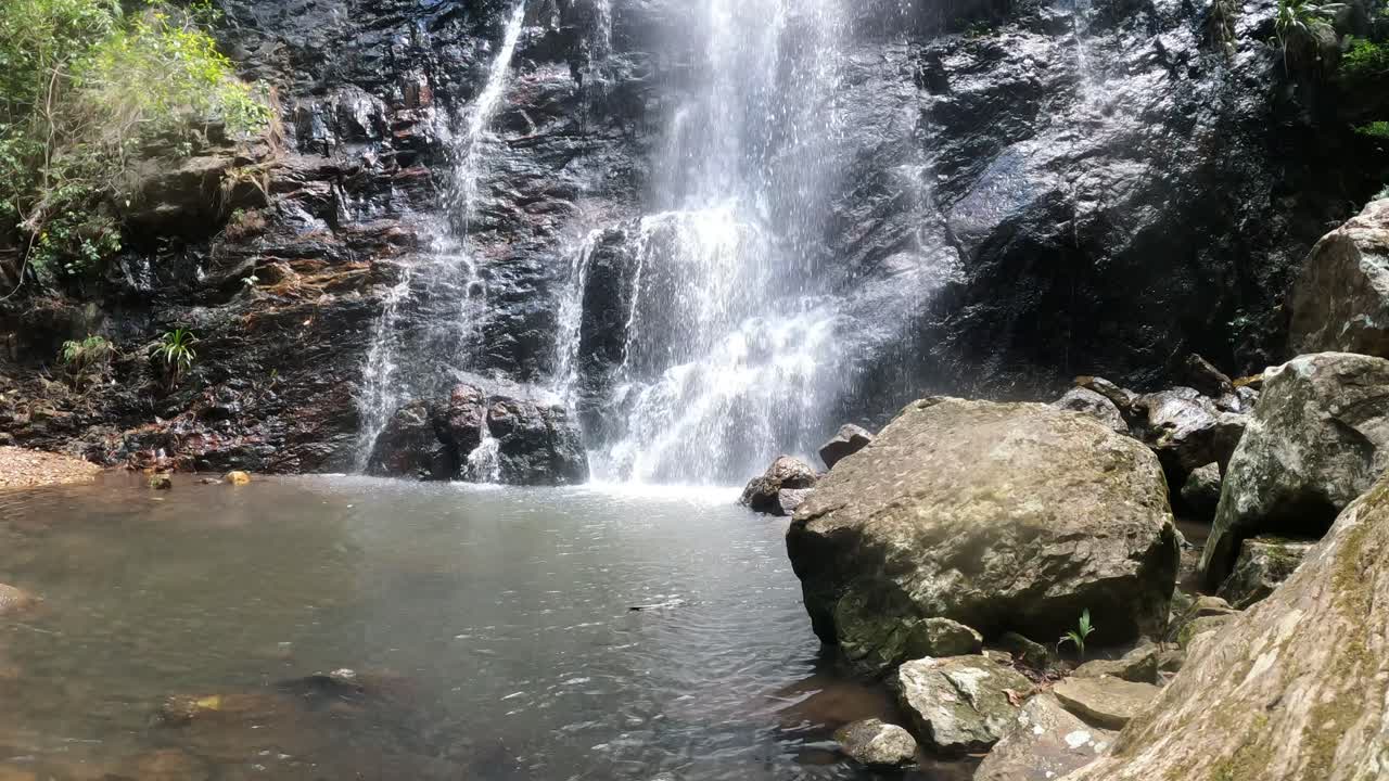 cascada de agua con rocas y vegetación