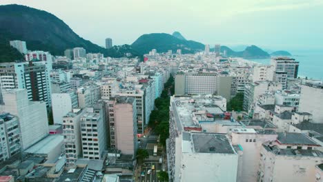 코파카바나 동네, 브라질 리오데자네이루 시의 공중 뷰 건축, 거리, 산과 해변 위의 파노라마 드론