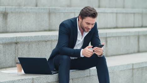 le directeur lit de bonnes nouvelles au téléphone