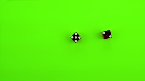 dados rojos lanzando siete (todas las combinaciones) en pantalla verde