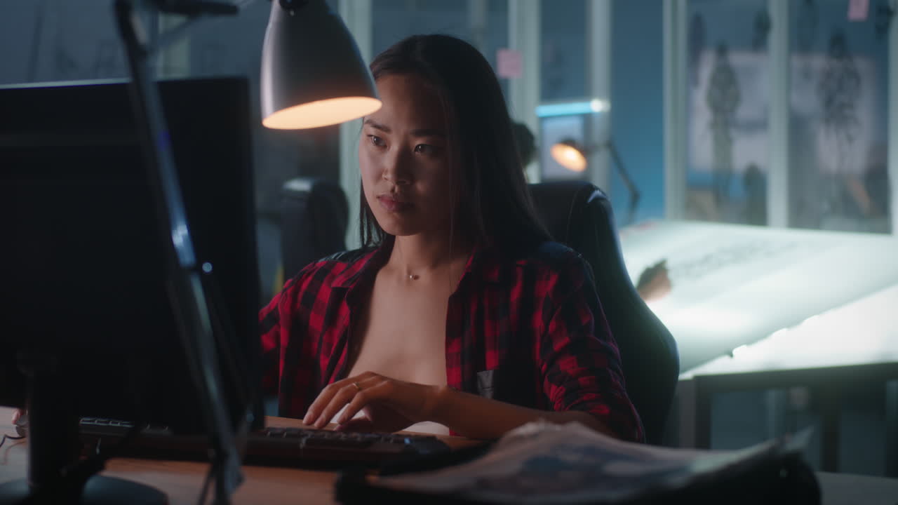 mujer trabajando en la computadora por la noche