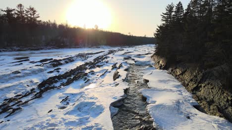 Wunderschöner-Sonnenuntergang-über-Dem-Zugefrorenen-Fluss-Und-Dem-Schneebedeckten-Wald