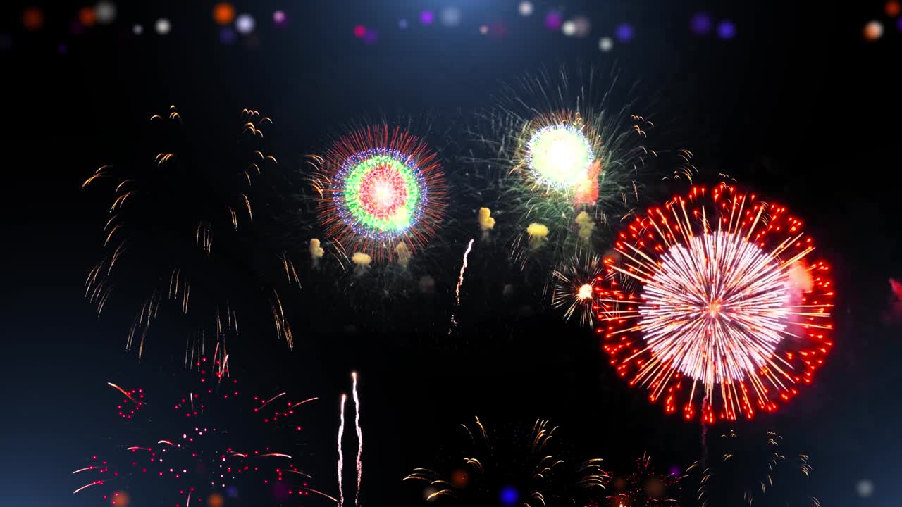 4k hermosos fuegos artificiales multicolores en el cielo nocturno. los fuegos artificials de año nuevo muestran explosiones