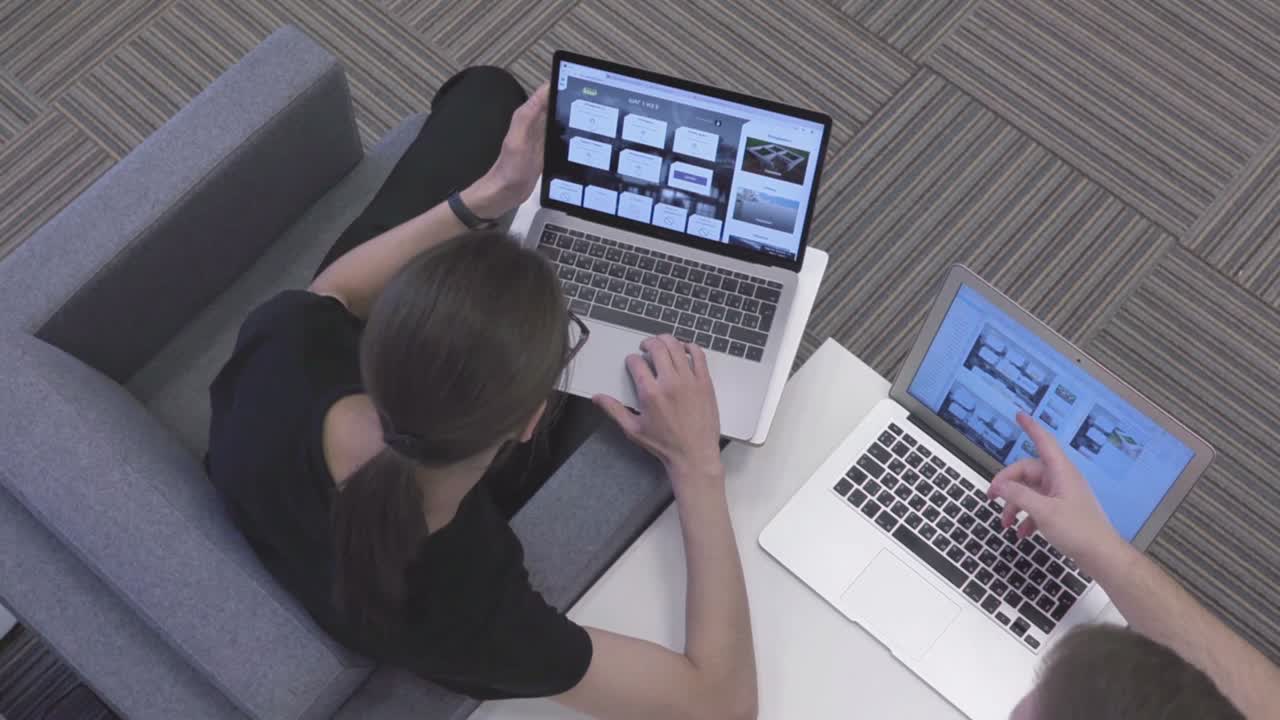 Persone che collaborano sui laptop