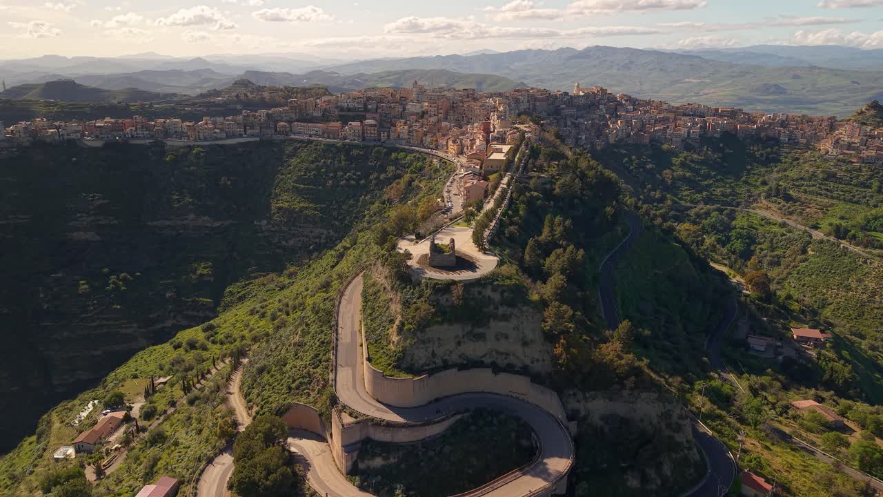 Stabilire una vista aerea sui giardini terrazzati di Villa Corradino e sulla cima della storica città collinare di Centuripe