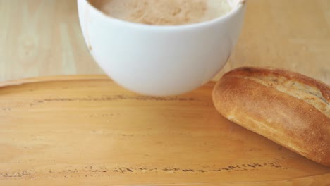 café y desayuno de baguette