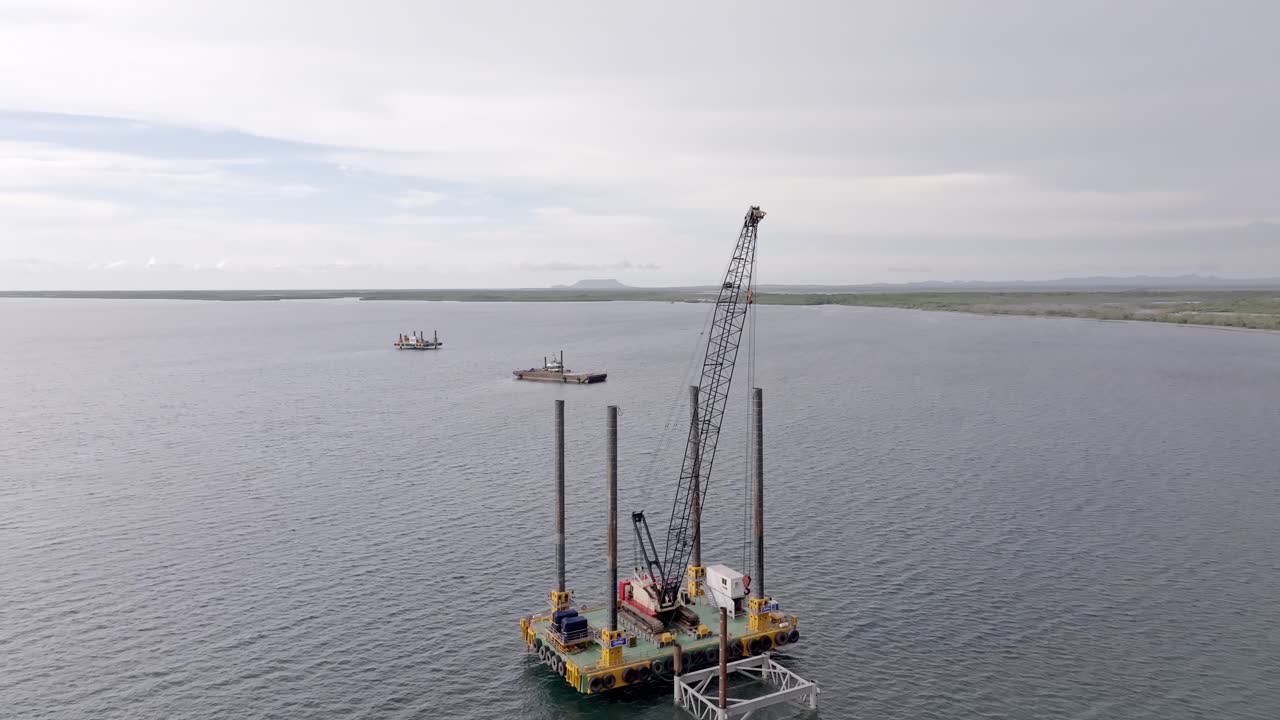 vista aérea pasando por una estación de bombeo de gas natural en alta mar en el mar caribe