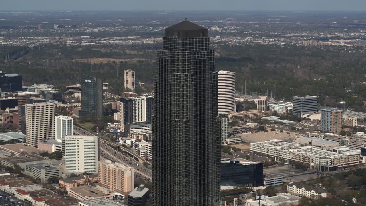 vista de drones en 4k de la torre williams y el área del centro comercial galleria en houston