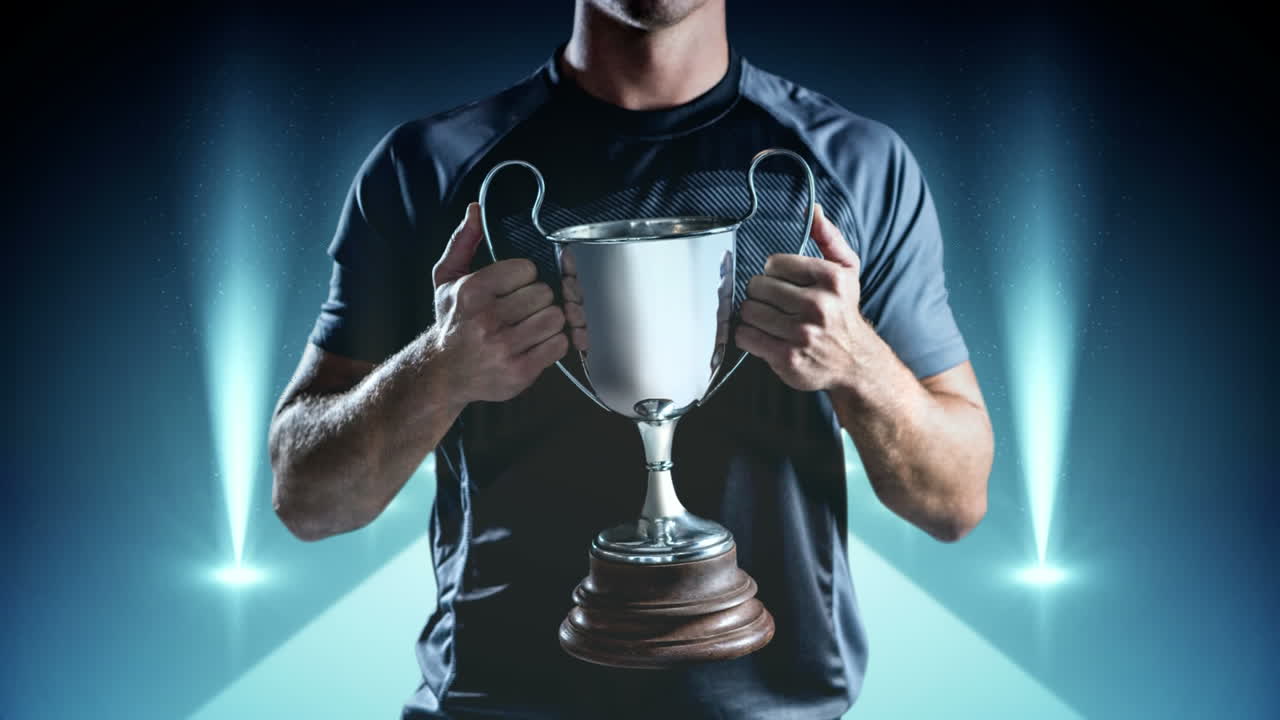 el ganador sostiene el trofeo en el video del escenario azul