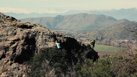 trepando a la cima de la roca con familiares y amigos