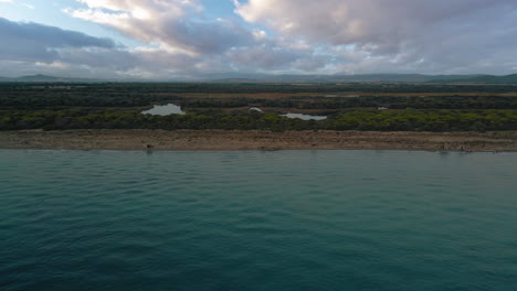 bucle de vídeo sin fisuras de cinemagraph junto al mar de toscana italia al atardecer en la naturaleza-1