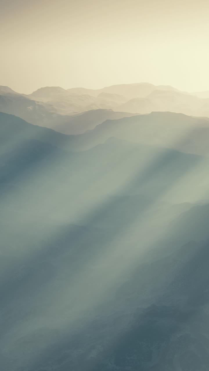 웅장한 산 위에서 해가 뜨는 것