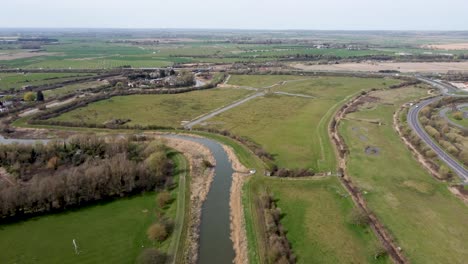 Toma-Aérea-De-Drones-Del-Río-Stour-En-Kent,-Inglaterra-Con-Marismas