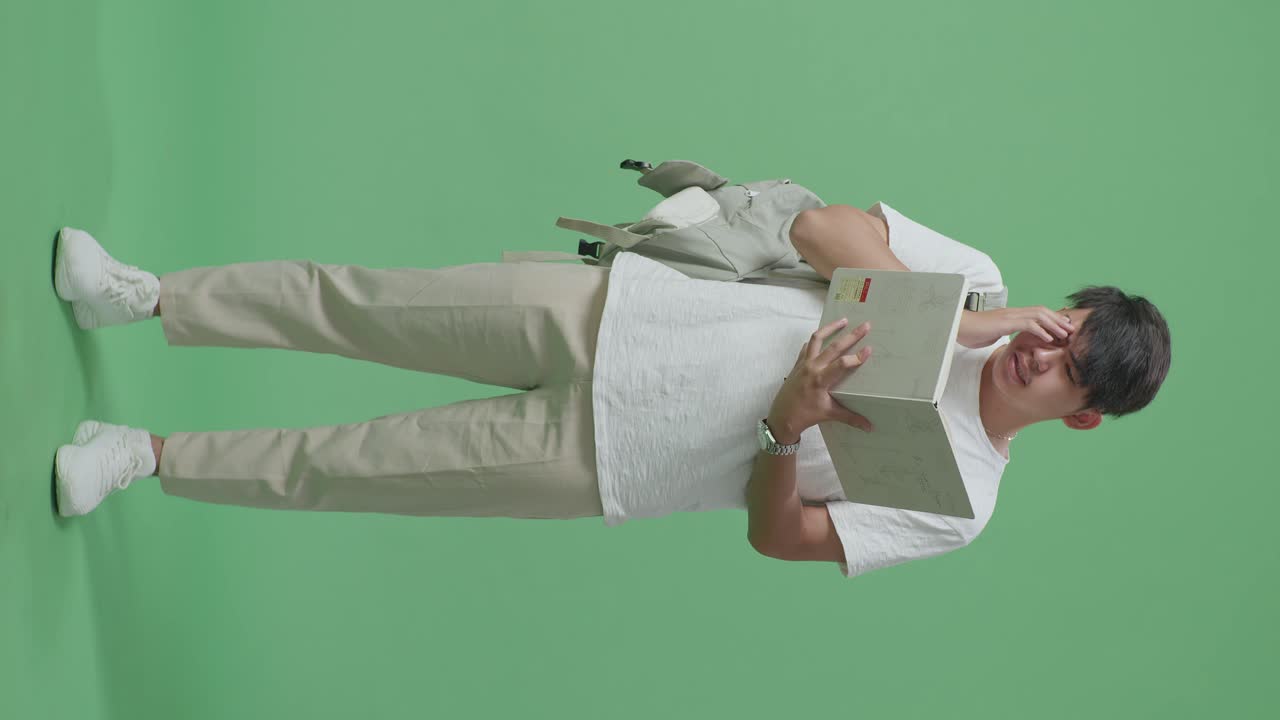 estudiante estresado leyendo