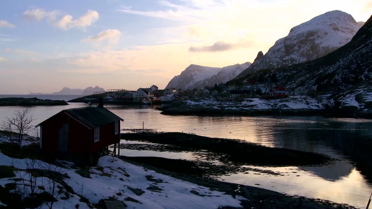 ノルウェーの北極圏ロフォーテン諸島にある湾に、ぽつんと小屋が佇む