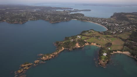 bahía de onetangi, isla de waiheke, auckland, nueva zelanda - panorámica aérea