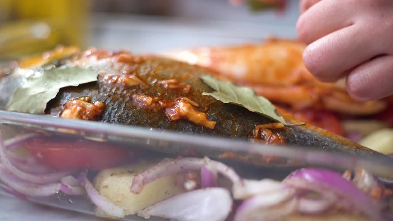 접시에 바다바람을 넣고 프로방스의 허브를 추가하십시오.