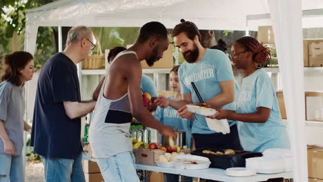 voluntarios distribuyendo donaciones de alimentos