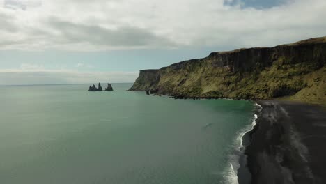 Playa-De-Arena-Negra-Y-Rocas-Reynisdrangar-En-Islandia