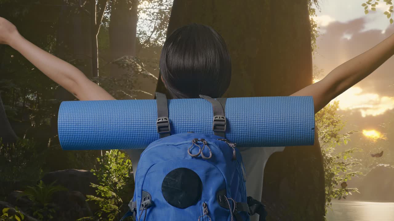 mujer caminando en un bosque al amanecer o al atardecer con una mochila y una alfombra de yoga