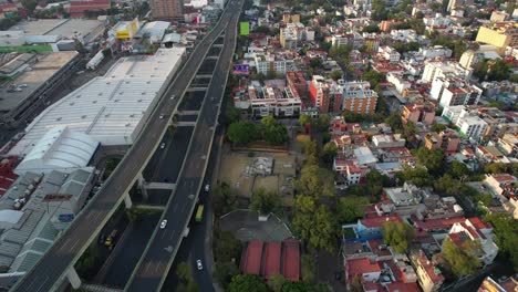 Luftaufnahme-Der-Ursprünglichen-Aztekischen-Pyramide-Mitten-In-Mexiko-Stadt-Und-In-Der-Nähe-Der-Hauptstraßen