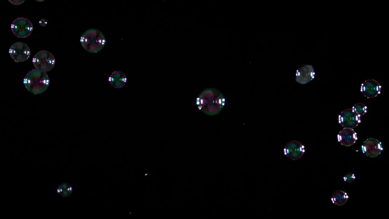 검은 바탕에 비누 거품