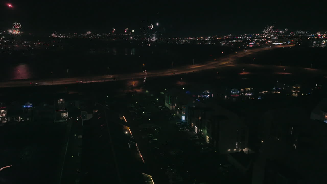 стабильный вид сверху на фейерверк в рейкьявике, исландия
