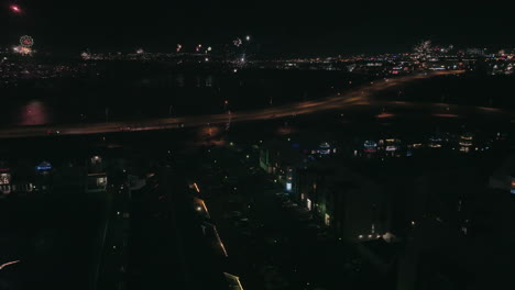 vista estable desde arriba de los fuegos artificiales en reykjavik, islandia