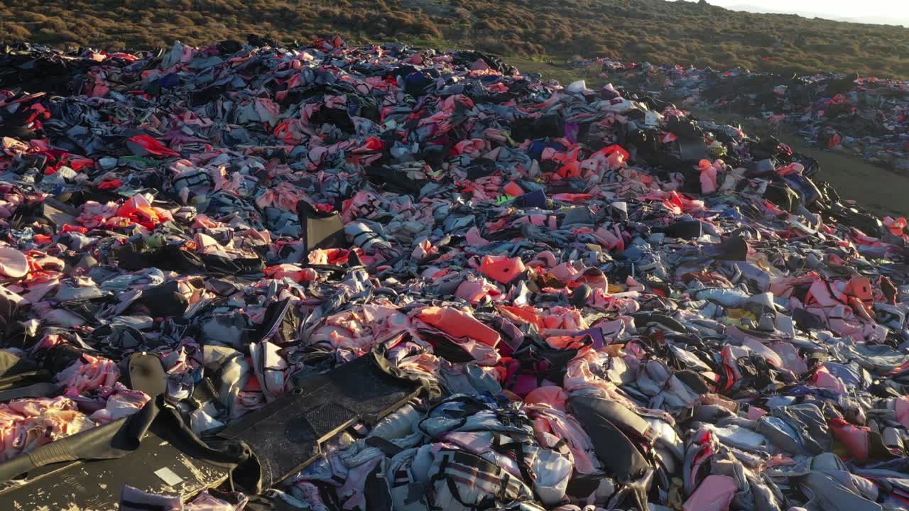 lesvos 공중에 수천 명의 난민 구명 조끼