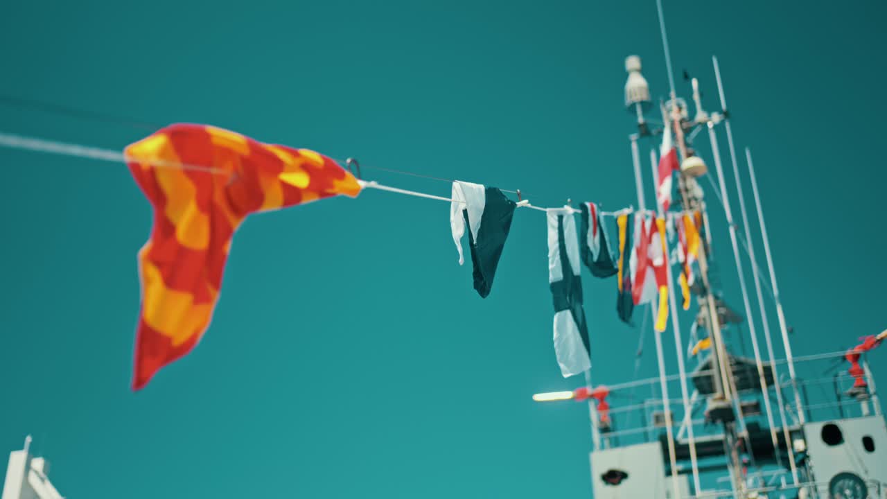 배를 배경으로 매달린 여러 개의 해상 발