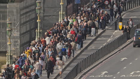 el tráfico y la gente que cruza el puente de westminster en londres