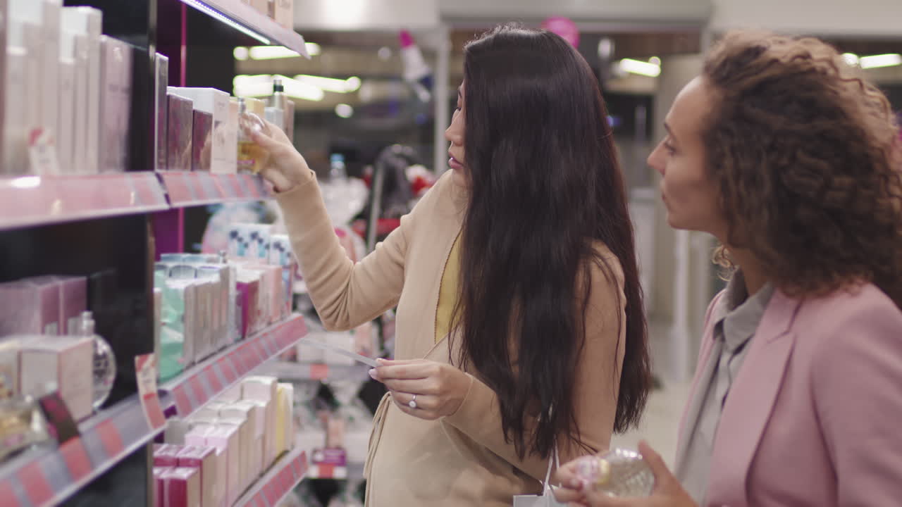 Amigas Testando Perfumes com Fitas Olfativas em Loja de Cosméticos