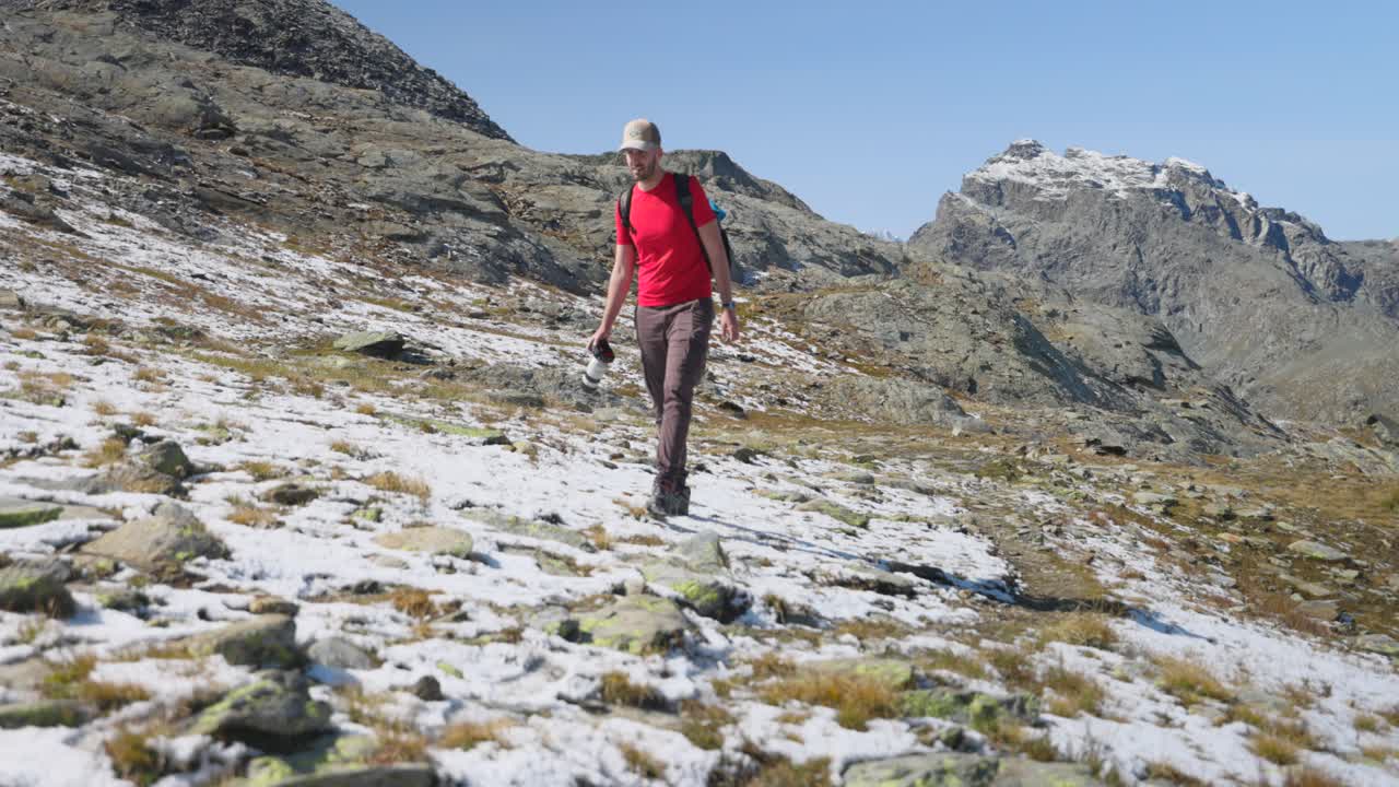cámara lenta de un fotógrafo explorando lugares de invierno en las montañas