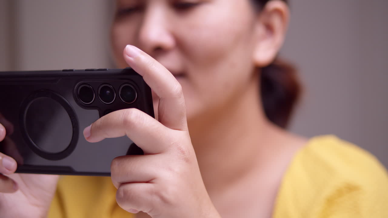 소파에서 여성의 편안한 게임 세션