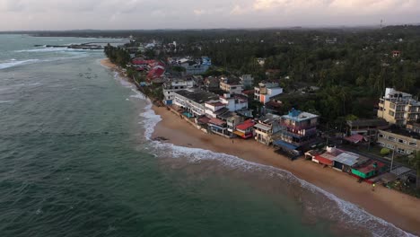 Luftaufgang-über-Meer,-Strand-Und-Wellen-Im-Beliebten-Surfziel-Hikkaduwa-An-Der-Südküste-Sri-Lankas